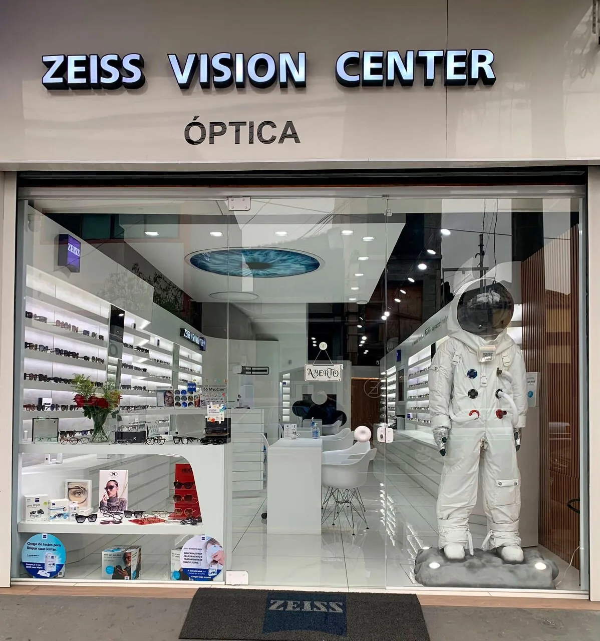 Fachada da ZEISS Vision Center Mooca na R. Bixira, 138